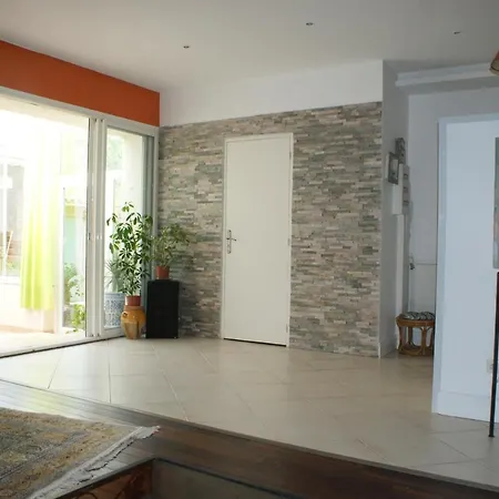 Prázdninový dům Spacieuse Maison De Village Climatisee Avec Jardin Patio *