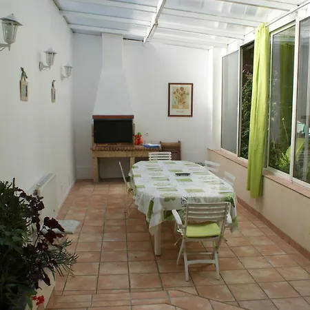 Prázdninový dům Spacieuse Maison De Village Climatisee Avec Jardin Patio *