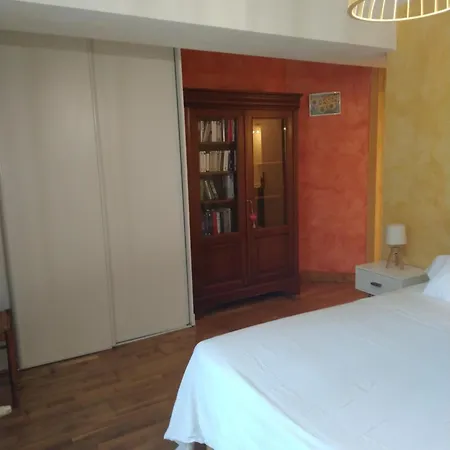 Prázdninový dům Spacieuse Maison De Village Climatisee Avec Jardin Patio *