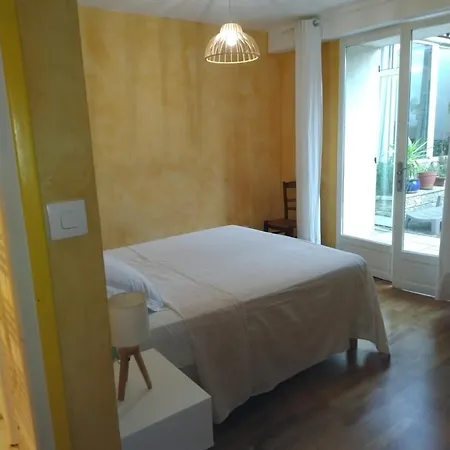 Spacieuse Maison De Village Climatisee Avec Jardin Patio Сasa de vacaciones *